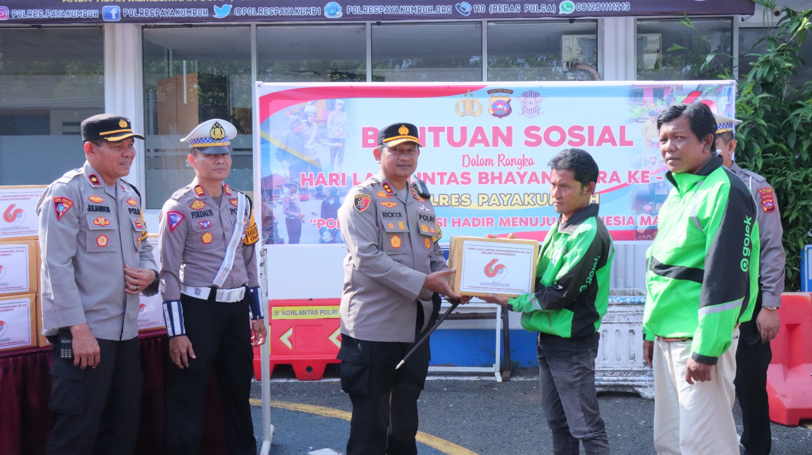 HUT Polantas ke-69, Sat Lantas Polres Payakumbuh Bagi-Bagi Sembako Untuk Masyarakat