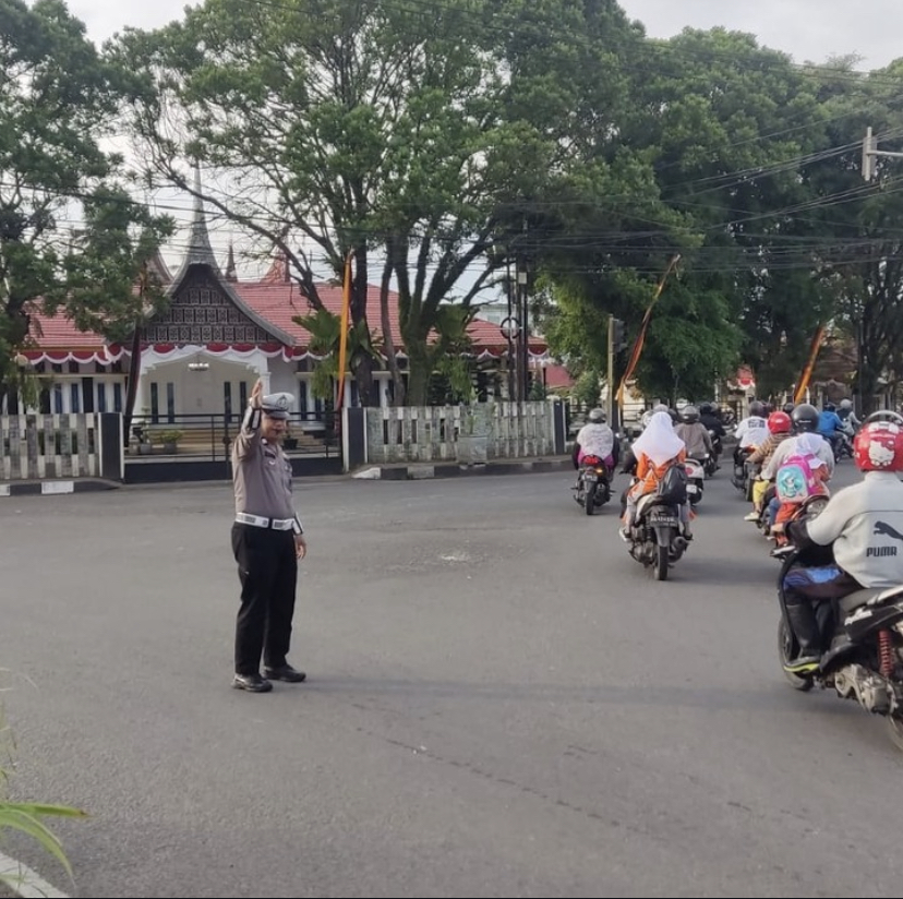 Pengaturan Lalu Lintas Pagi Polri Selalu Hadir Di Tengah-Tengah Masyarakat.