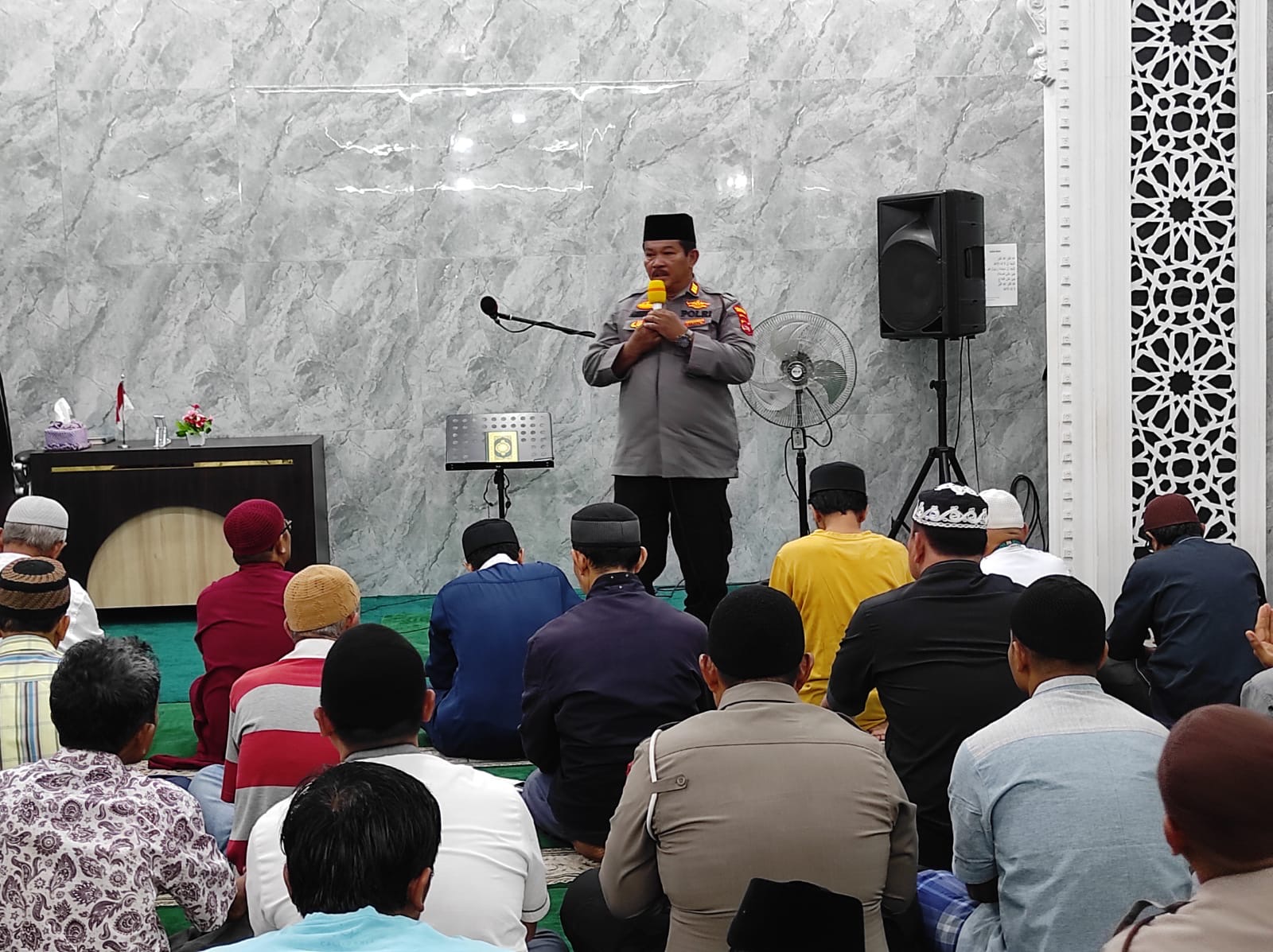 Kapolsekta Payakumbuh Sosialisasikan Call Centre 110 Pada Saat Subuh Berjamaah 