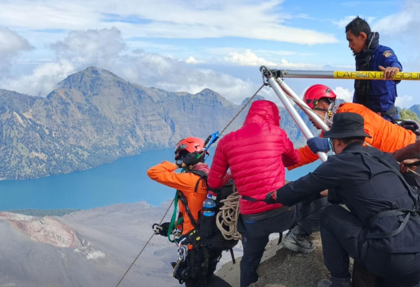 Evakuasi Dramatis di Rinjani: Tim SAR NTB Berjuang Selamatkan Pendaki Asal Brasil 